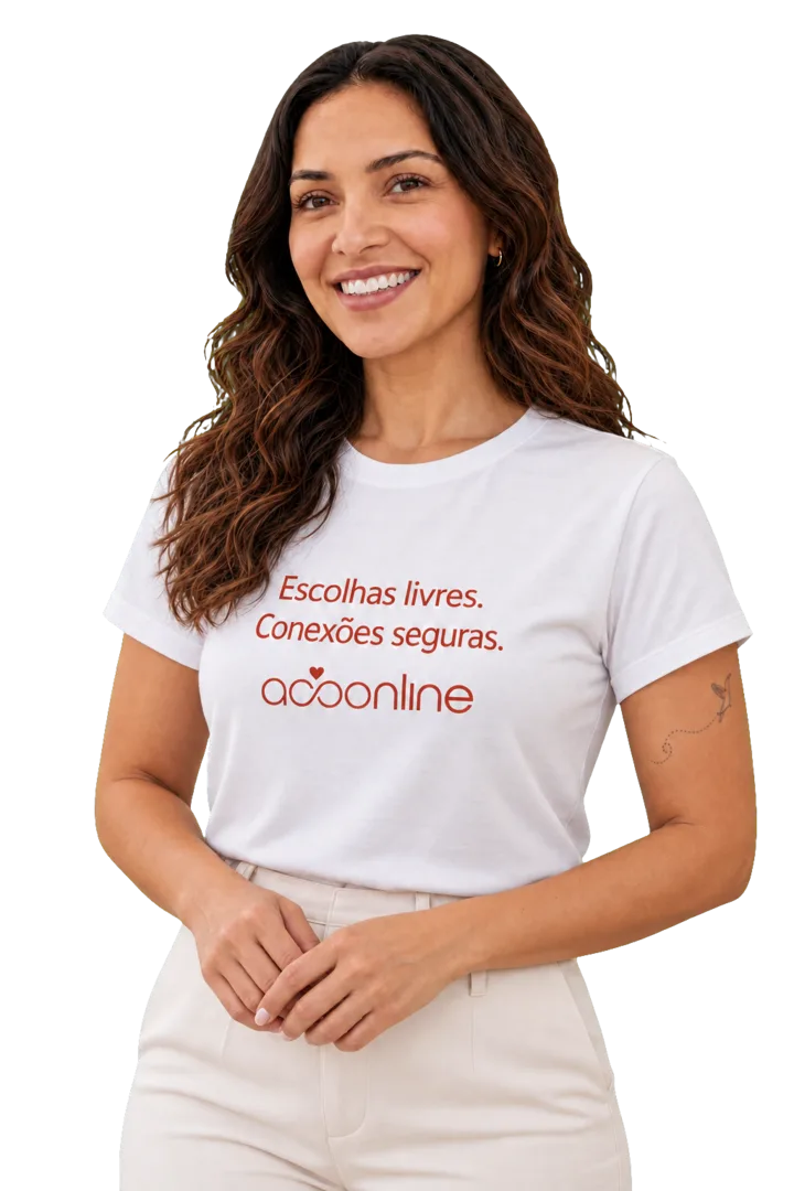 Amanda, do Acompanhantes Online, sorrindo de mãos unidas